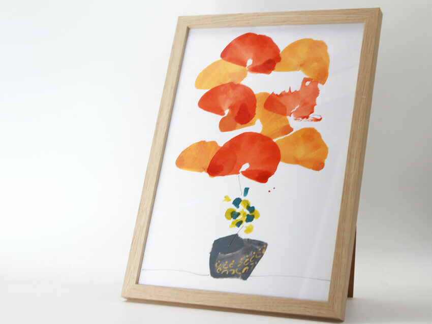 Blüten in einer Vase mit goldenen Applikationen. Tuschezeichnung